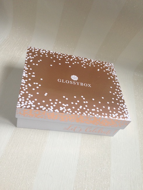Glossybox December 2015 closed with the lid on. It has a rose gold, shimmery lid
