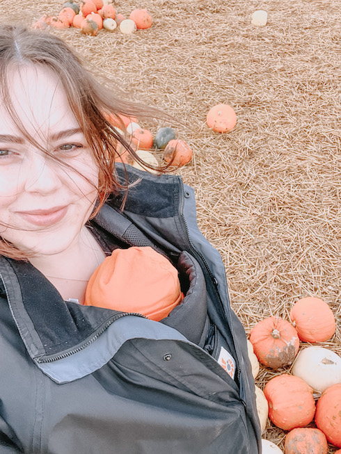 Jodie with Ada in the ergobaby carrier whilst Pumpkin picking in kent
